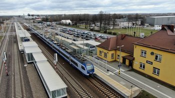 Widok z góry na pociąg, perony i budeynek dworca na stacji Warka, fot. A.Lewandowski, P.Mieszkowski