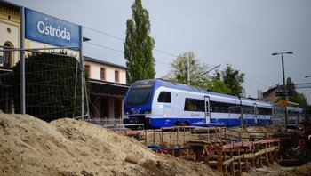 Pociąg przejeżdżający obok budowy konstrukcji przejścia podziemnego_fot. Andrzej Puzewicz