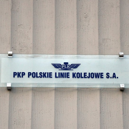 Tabliczka z napisem PKP Polskie Linie Kolejowe S.A.