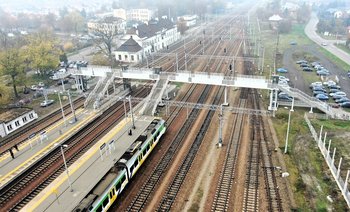 Widok z góry na stację w Łukowie widać kladkę perony pociąg i budynek dworca fot. P. Mieszkowski A. Lewandowski