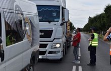 Przedstawiciel kampanii wręcza kierowcy materiały informacyjne kampanii