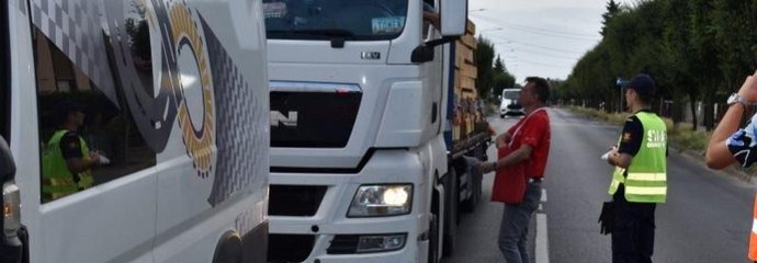 Przedstawiciel kampanii wręcza kierowcy materiały informacyjne kampanii