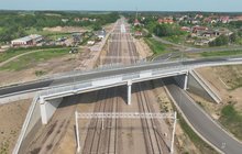 Widok z góry na wiadukt drogowy w Wydminach. fot. Damian Strzemkowski