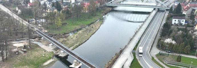 Linia nr 97 Sucha Beskidzka - Żywiec_ budowa nowych torów wraz z siecią trakcyjną,peronów, przejazdów, mostów fot. Krzysztof Dzidek (1)