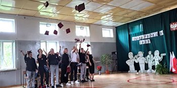 uczniowie na zakończeniu roku ZS nr 4 Kutno Azory aut. Karolina Klostowska