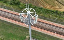Maszt GSM-R przy linii kolejowej fot. Paweł Mieszkowski (1)