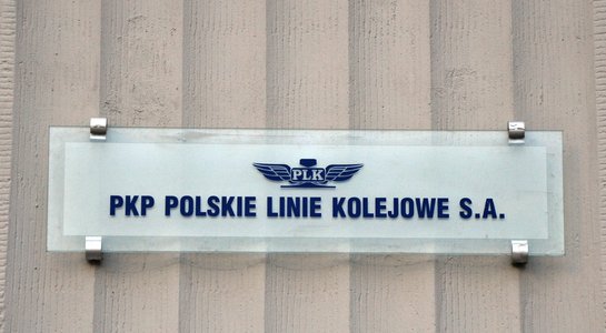 Tablica z logo PKP Polskie Linie Kolejowe S.A.