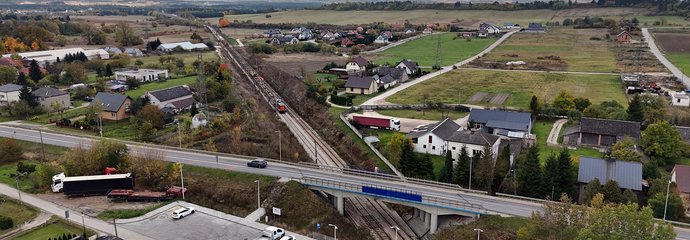 Maszyna do potokowej wymiany nawierzchni kolejowej pracuje przy lk 73, fot. Piotr Hamarnik (1)