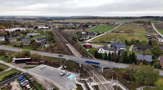 Maszyna do potokowej wymiany nawierzchni kolejowej pracuje przy lk 73, fot. Piotr Hamarnik (1)
