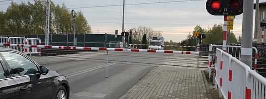 Zamknięty przejazd kolejowo-drogowy, przed nim samochód