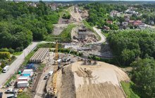 Widok z góry na budowę nowego mostu nad Słupiną w Żukowie. fot. Damian Strzemkowski PLK