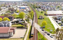 Widok z góry na pociąg na torach w Wejherowie. fot. Szymon Danielek PLK