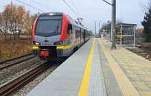 Przystanek Mokra, nowy peron, pociąg fot. Natalia Kolczyńska PLK SA