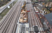 Stacja Bełchów, budowa kładki, maszyny, pracownicy fot. Paweł Mieszkowski PLK SA