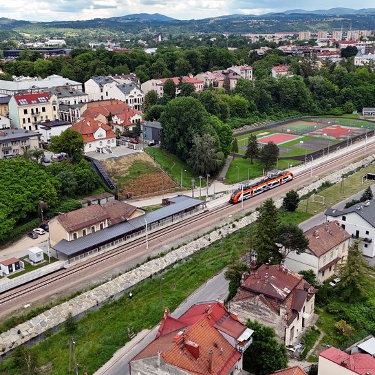 Pociąg regionalny na zmodernizowanym przystanku Nowy Sącz Miasto, widok z lotu ptaka, fot. Piotr Hamarnik