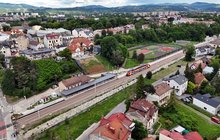 Pociąg regionalny na zmodernizowanym przystanku Nowy Sącz Miasto, widok z lotu ptaka, fot. Piotr Hamarnik