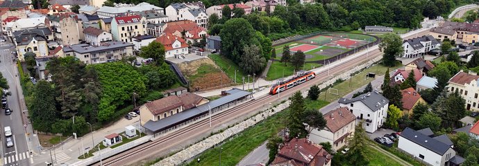 Pociąg regionalny na zmodernizowanym przystanku Nowy Sącz Miasto, widok z lotu ptaka, fot. Piotr Hamarnik