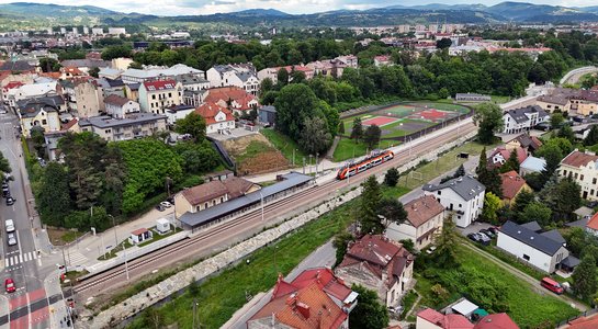 Pociąg regionalny na zmodernizowanym przystanku Nowy Sącz Miasto, widok z lotu ptaka, fot. Piotr Hamarnik