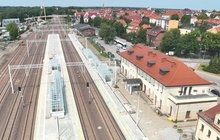 Widok z góry na perony stacji Giżycko. fot. Damian Strzemkowski