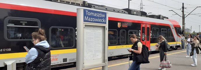 Stacja Tomaszów Mazowiecki, peron, pociąg, podróżni fot. Rafał Wilgusiak, PLK3