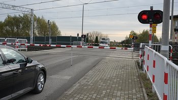 Samochód stojący przd zamkniętym szlabanem na przejeździe kolejowo-drogowym Łowicz - Myślaków