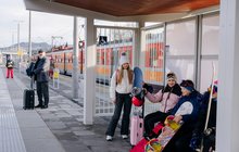 Pasażerowie na stacji kolejowej aut. PLK