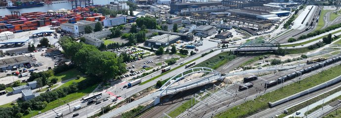 Widok z góry na nowy wiadukt kolejowy na stacji Gdynia Port, fot. Tomasz Kuźma, PLK SA 3