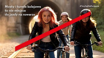 Przekreśleni rowerzyści jadący po torach na tle tunelu