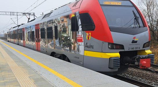 Przystanek Sierakowice Skierniewickie Przystanek Sierakowice Skierniewickie, nowy peron, pociąg fot. Natalia Kolczyńska PLK SA