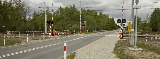 Przejazd kolejowo-drogowy z otwartymi rogatkami