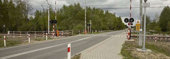 Przejazd kolejowo-drogowy z otwartymi rogatkami