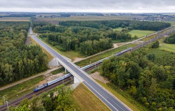 Wiadukt w Szepietowie Szepietowo - wiadukt nad torami jedzie pociąg, fot. Łukasz Bryłowski PKP Polskie Linie Kolejowe SA