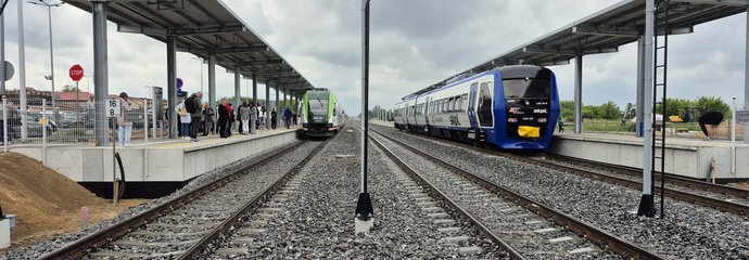 Pociągi stoją przy peronach stacji Łomża fot. Tomasz Łotowski