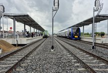 Pociągi stoją przy peronach stacji Łomża fot. Tomasz Łotowski