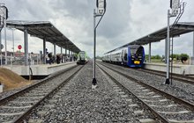 Pociągi stoją przy peronach stacji Łomża fot. Tomasz Łotowski