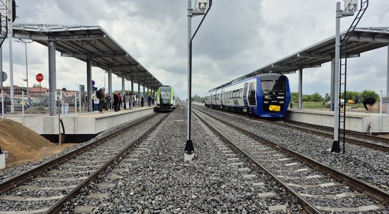 Pociągi stoją przy peronach stacji Łomża fot. Tomasz Łotowski