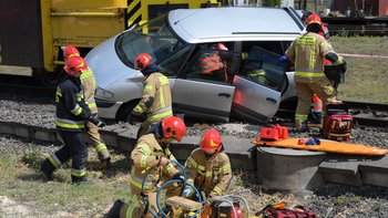 Symulacja akcji strażaków po wypadku na przejeździe
