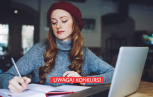 Kobieta przy laptopie, pisze opowiadanie w zeszycie