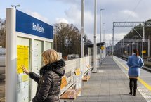 Pasażerowie czekający na pociąg na nowym peronie w Podleściu. fot. Łukasz Bryłowski