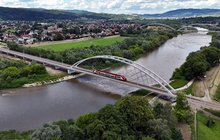 Pociąg na zmodernizowanym moście kolejowym nad Dunajcem w Nowym Sączu, widok z lotu ptaka, fot. Piotr Hamarnik