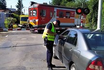 Pociąg na zamkniętym przejeździe, Sokista wręcza ulotkę kierowcy w samochodzie