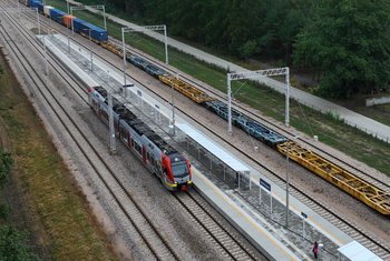 Stacja Bełchów, pociąg ŁKA przy peronie, pasażerowie fot. Paweł Mieszkowski PLK