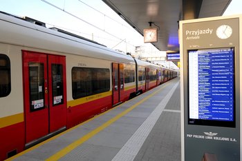 Pociąg na przystanku, widać wyświetlacz z rozkładem jazdy fot. W.Włoch