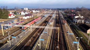 Stacja Kozłów Pociąg oczekuje na odjazd na stacji Kozłów, widok z lotu ptaka, fot. Piotr Hamarnik (1)