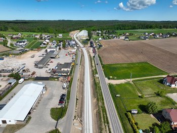 Widok z góry na linię kolejową nr 214 w Somoninie. fot. Damian Strzemkowski PLK