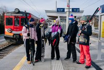 Pasażerowie na stacji kolejowej w drodze na ferie w tle pociąg aut. PLK