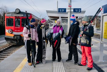 Pasażerowie na stacji kolejowej w drodze na ferie w tle pociąg aut. PLK