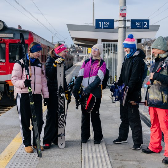 Pasażerowie na stacji kolejowej w drodze na ferie w tle pociąg aut. PLK
