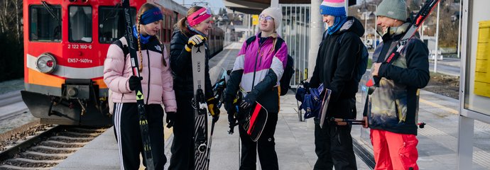 Pasażerowie na stacji kolejowej w drodze na ferie w tle pociąg aut. PLK
