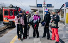 Pasażerowie na stacji kolejowej w drodze na ferie w tle pociąg aut. PLK
